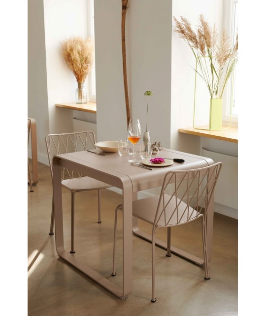 Table Bellevie Fermob 74x80x74 - Design et Confort pour Petits Espaces Extérieurs